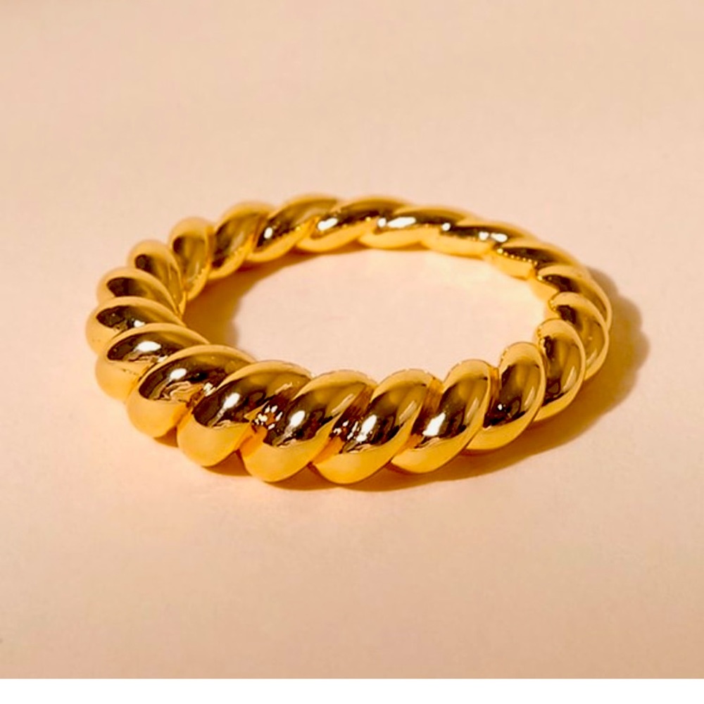 Gold twist ring